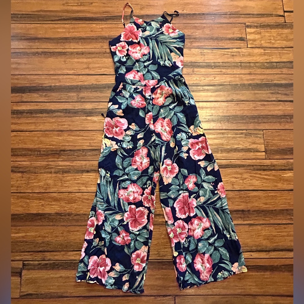 Hollister floral jumpsuit. Fitted top, adjustable straps, wide leg. Size S.